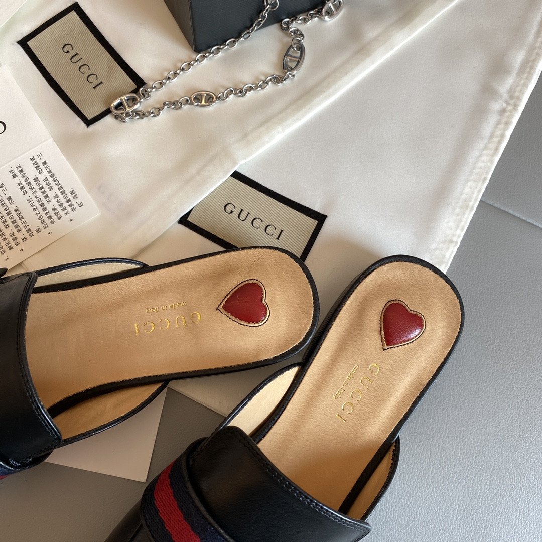 G*u*i leather slippers