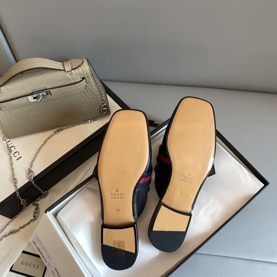 G*u*i leather slippers