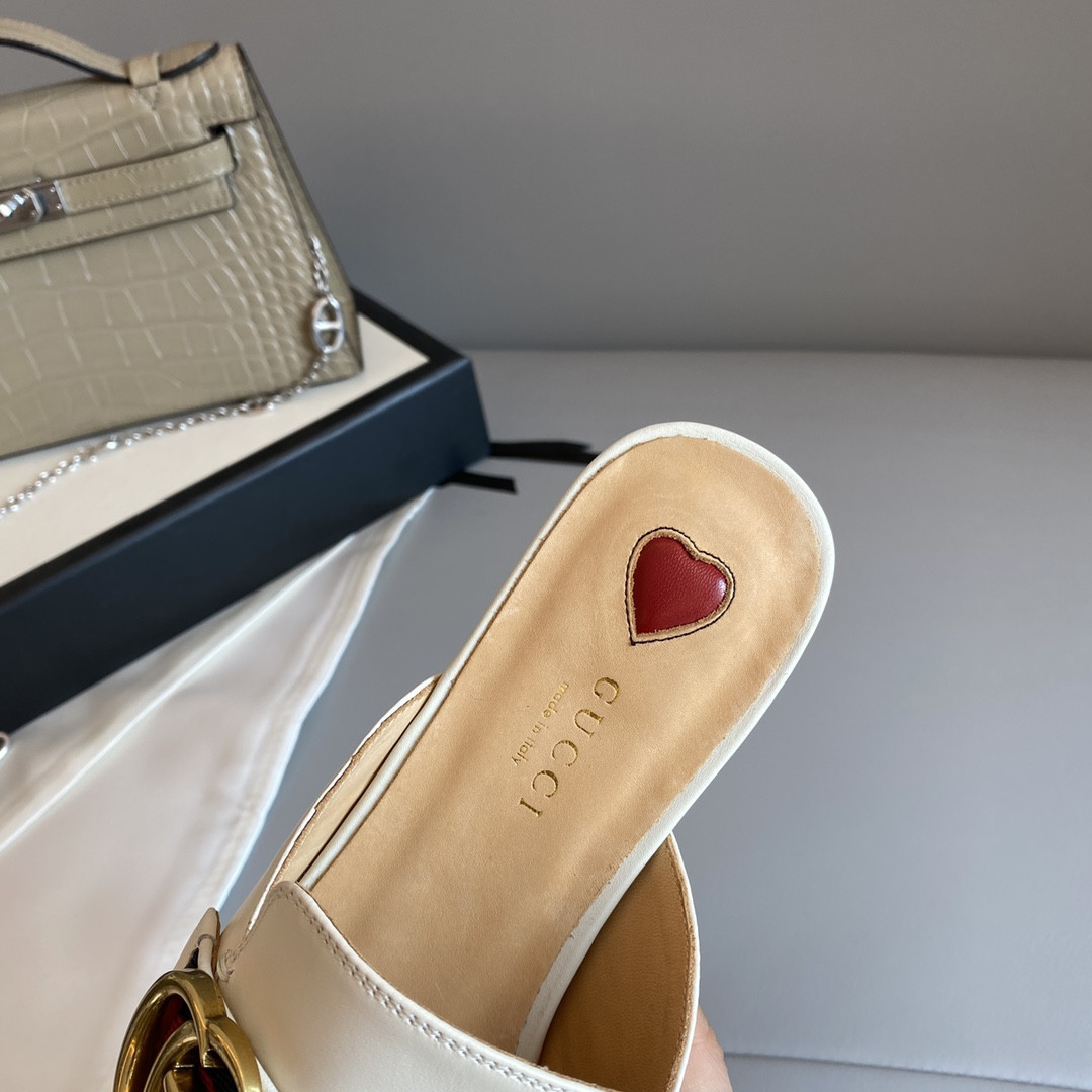 G*u*i leather slippers