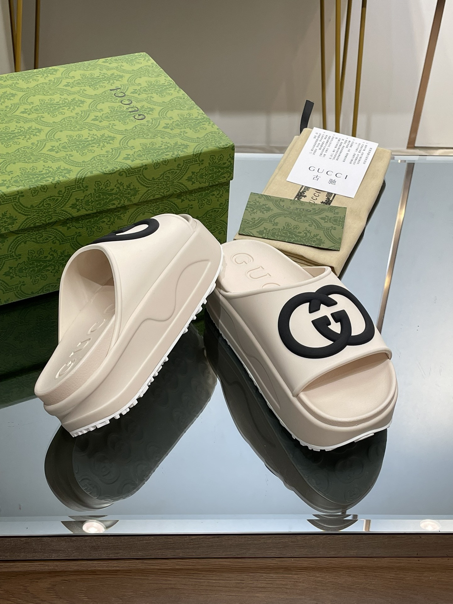G*u*i slippers