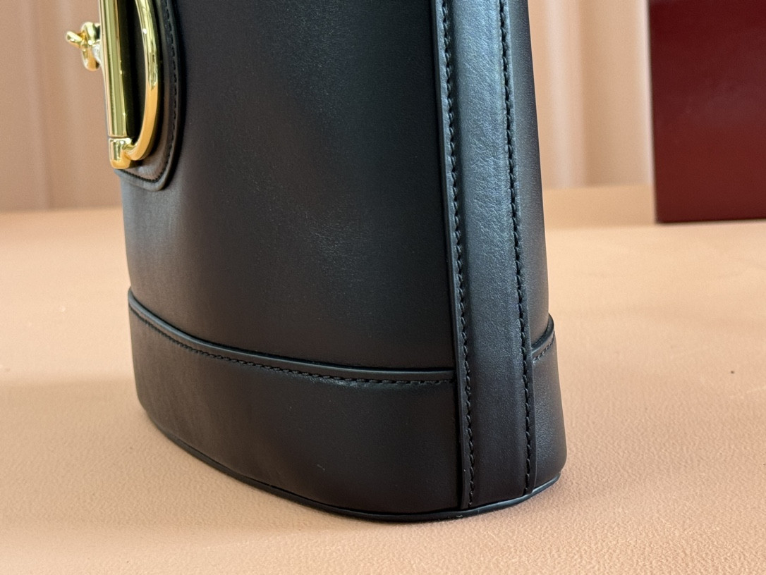 G*u*i 2025 spring/summer collection mini bucket bag